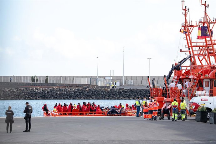 Archivo - Agentes de los equipos de emergencia atienden a los migrantes en el muelle de Arrecife, a 6 de enero de 2025, en Lanzarote, Canarias (España). Una patera con 60 migrantes a bordo ha sido rescatada en la mañana de este lunes, 6 de enero, en aguas