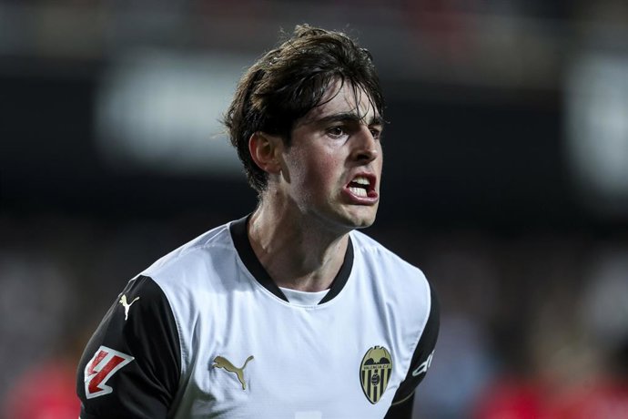 Archivo - Javi Guerra, do Valencia CF, comemora um gol durante a partida de futebol do Campeonato Espanhol, La Liga EA Sports, disputada entre Valencia CF e Sevilla FC no estádio Mestalla em 11 de abril de 2025, em Valência, Espanha.