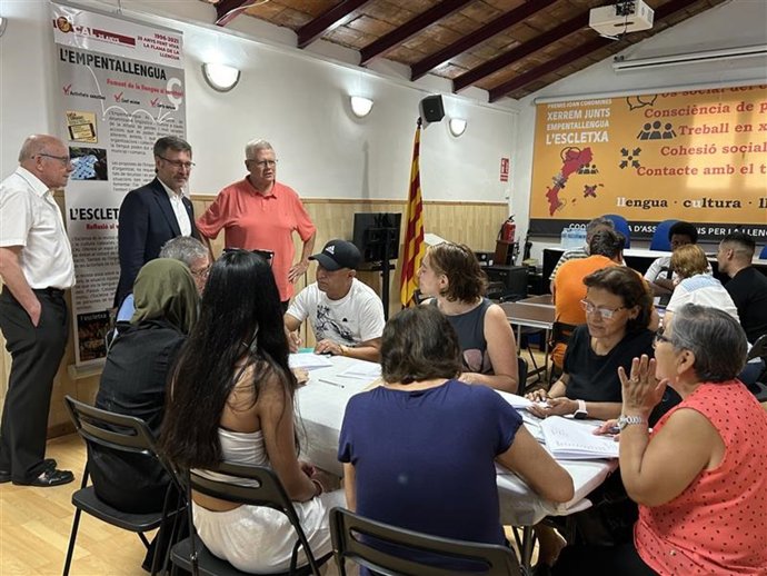 El conseller Francesc Xavier Vila visita uno de los grupos