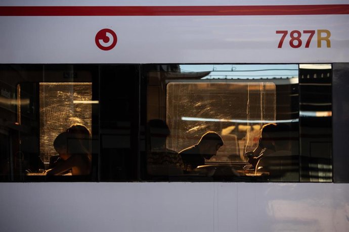 Archivo - Viajeros en la Estación de Cercanías de Chamartín, a 3 de agosto de 2023, en Madrid (España).