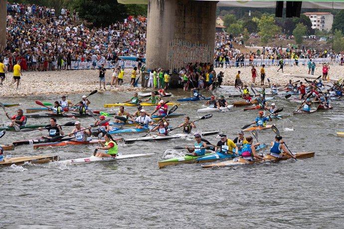 Descenso Internacional del Sella 2025, a 9 de agosto de 2025, en Asturias (España). El Descenso Internacional del Sella, también es conocido popularmente ‘Les Piragües’, se celebra de manera anual el primer sábado de agosto posterior al día 2 de dicho mes