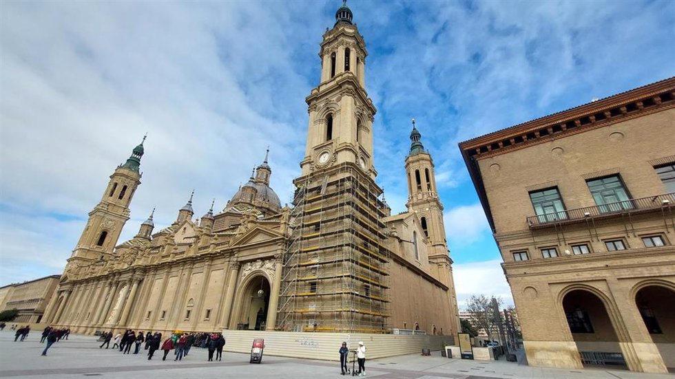 Archivo - Montaje de los andamios de la restauración de la primera torre de la Basílica de Nuestra Señora del Pilar de Zaragoza.