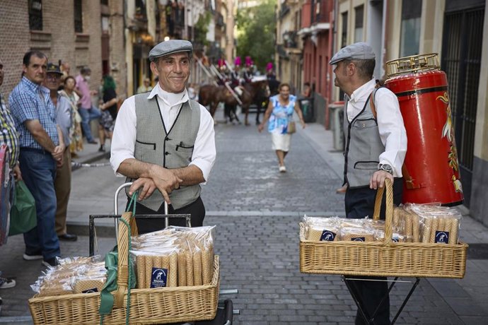 Archivo - Dos hombres vestidos de chulapos en la procesión del santo de San Lorenzo tras una misa solemne el día del comienzo de la festividad de San Lorenzo, a 10 de agosto de 2022, en Madrid (España).
