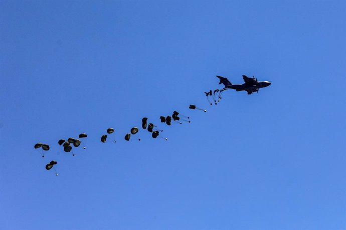 GAZA, 1º de agosto de 2025 -- Um avião lança ajuda humanitária sobre a Faixa de Gaza, em 1º de agosto de 2025.