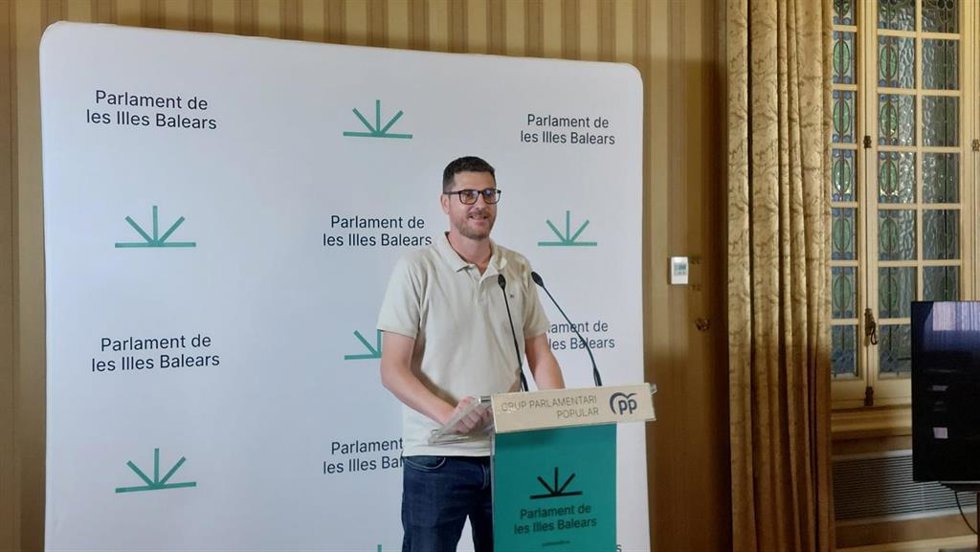Archivo - El portavoz del PP en el Parlament, Sebasti Sagreras, comparece ante los medios. Archivo.