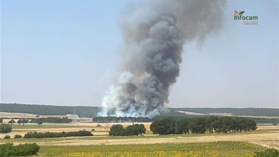 Columna de humo del incendio desatado en Almodóvar del Pinar.