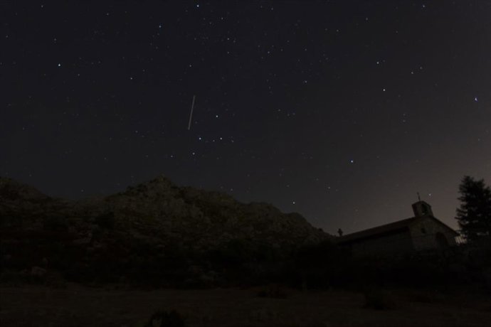 Archivo - Vista general del cielo nocturno en la sierra de Madrid, a 12 de agosto de 2021, en la ermita de El Boalo, Madrid, (España). 