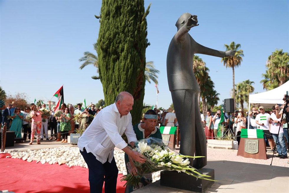 Archivo - Imagen de 2024 del presidente de la Fundación Blas Infante, Javier Delmás Infante, durante la ofrenda floral al monumento que recrea el fusilamiento de su abuelo, Blas Infante, padre de la Patria andaluza.