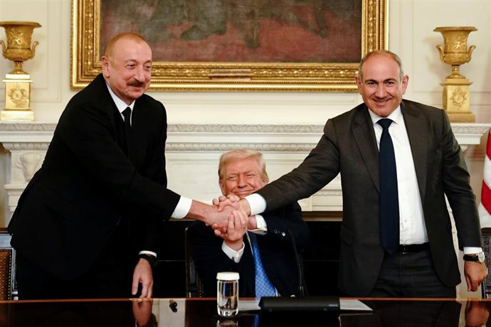 Ilham Aliyev, Nikol Pashinian y Donald Trump firman en Washington DC el acuerdo de paz entre Armenia y Azerbaiyán, el 8 de agosto de 2025 