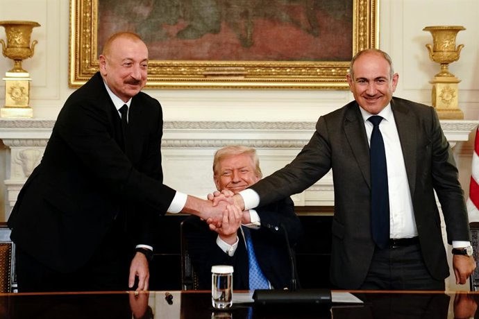 8 de agosto de 2025, Washington, Distrito de Columbia, EUA: Ilham Aliyev, presidente do Azerbaijão, a partir da esquerda, o presidente dos EUA, Donald Trump, e Nikol Pashinyan, primeiro-ministro da Armênia, apertam as mãos durante uma cerimônia de assinat