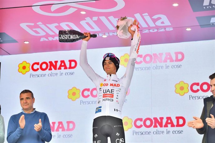 Archivo - Isaac Del Toro en el podio del Giro de Italia 2025