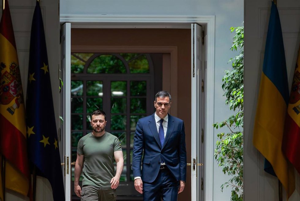Archivo - Volodimir Zelenski y Pedro Sánchez durante un encuentro en Madrid