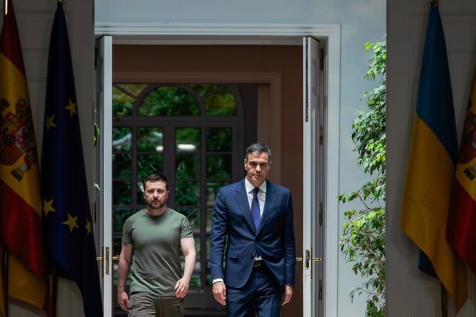 Archivo - May 27, 2024, Madrid, Spain: President of Ukraine Volodymyr Zelenskyy (L) and Spanish Prime Minister Pedro Sanchez (R) arrive to a press conference at Moncloa Palace in Madrid. Spain and Ukraine sign a bilateral security agreement: ''Defense, se