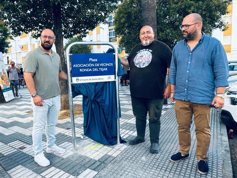 El alcalde de El Puerto de Santa María (Cádiz), Germán Beardo, en la inauguración de la plaza Asociación de Vecinos Ronda del Tejar.