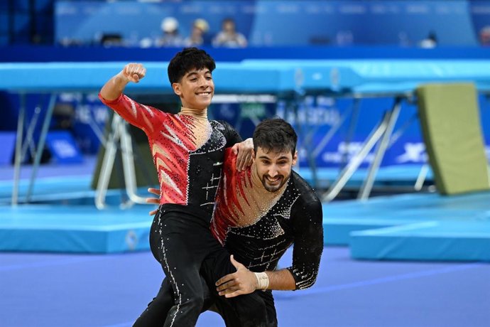 Juan Daniel Molina e José Moreno, campeões no evento de duplas de ginástica acrobática masculina nos Jogos Mundiais de 2025.