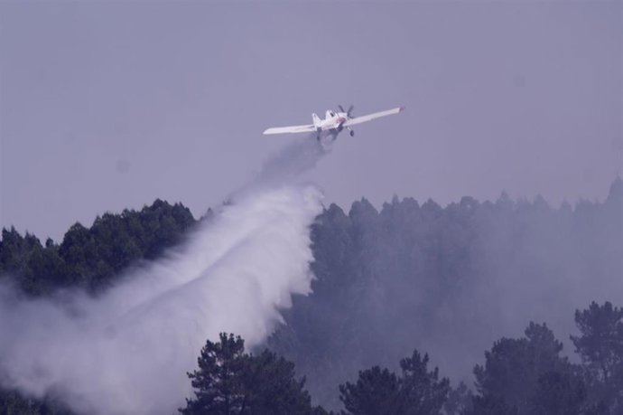 Servicios aéreos tratan de sofocar un conato de incendio en la parroquia de Baamonde, a 9 de agosto de 2025, en Baamonde, Begonte, Lugo, Galicia (España).