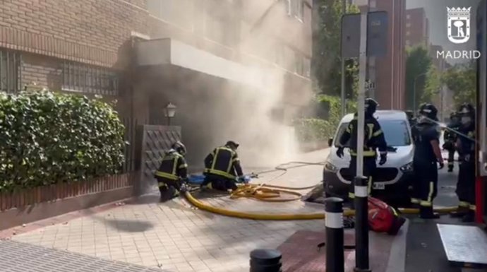 Bomberos Madrid extinguen un incendio en un cuarto de contadores en Fuencarral con cuatro intoxicados por humo