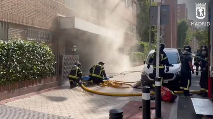Os bombeiros de Madri extinguem um incêndio em uma sala de medição em Fuencarral, com quatro pessoas sofrendo de intoxicação por fumaça