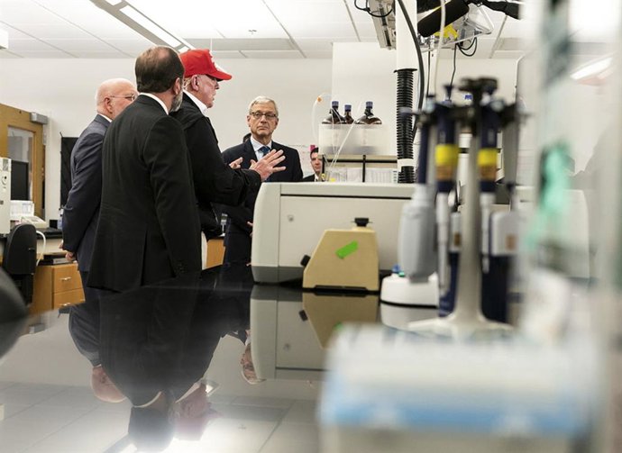 Archivo - March 6, 2020, Atlanta, GA, United States of America: U.S President Donald Trump joined by the Secretary of Health and Human Services Alex Azar, left, and Director of Centers for Disease Control and Prevention Dr. Robert Redfield, right, speaks 
