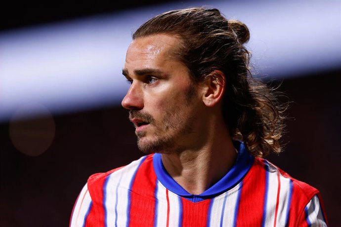 Archivo - Antoine Griezmann, do Atlético de Madri, observa durante a partida de futebol da Liga Espanhola, LaLiga EA Sports, disputada entre o Atlético de Madri e o RCD Mallorca no estádio Riyadh Air Metropolitano em 1º de fevereiro de 2025, em Madri, Esp