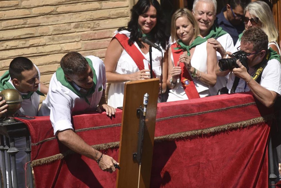 El DJ y productor oscense Andrés Campo (2i), y la alcaldesa de Huesca, Lorena Orduna (3i), durante el lanzamiento del cohete anunciador de las Fiestas de San Lorenzo 2025, a 9 de agosto de 2025, en Huesca, Aragón (España). Detras, el consejero de Foment
