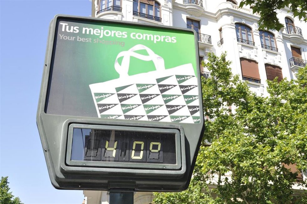 Archivo - Termómetro en el centro de Zaragoza a las 16.31 horas del lunes 12 de junio de 2017. 