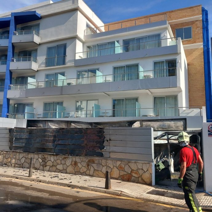 Desalojado un hotel en Palmanova por un incendio el cuarto de las basuras