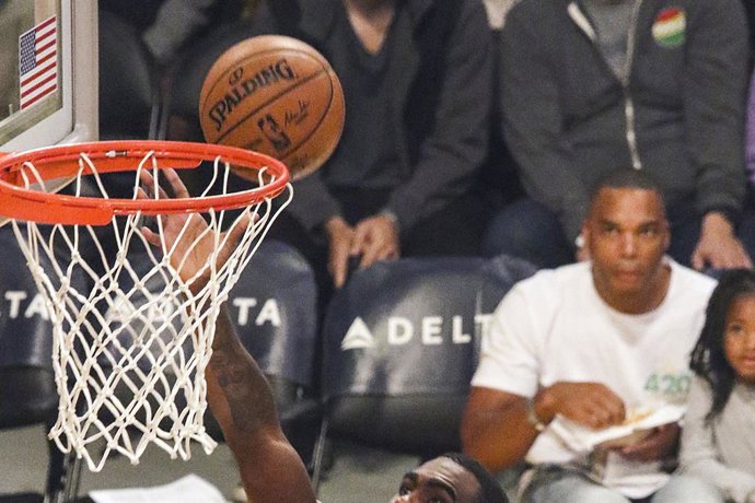 01 December 2019, US, Los Angeles: Lakers' LeBron James (R) tries to block Mavericks' Tim Hardaway during the NBA men basketball match between Los Angeles Lakers and Dallas Mavericks at STAPLES Center. Photo: Burt Harris/Prensa Internacional via ZUMA/dpa