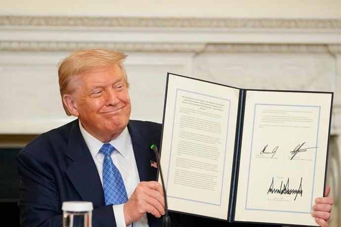 8 de agosto de 2025, Washington, Distrito de Columbia, EUA: O presidente dos EUA, Donald Trump, exibe um acordo assinado durante uma cerimônia na Sala de Jantar do Estado da Casa Branca em Washington, DC, EUA, na sexta-feira, 8 de agosto de 2025. O presid