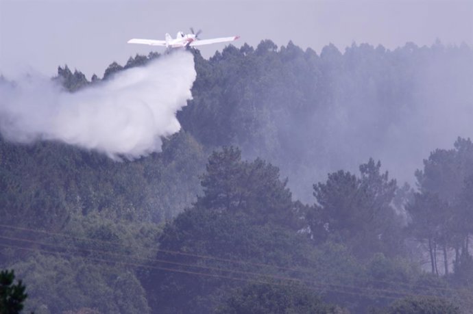 Serviços aéreos tentam extinguir o incêndio na paróquia de Baamonde, em 9 de agosto de 2025, em Baamonde, Begonte, Lugo, Galícia (Espanha). Um incêndio florestal está ativo na paróquia de Baamonde desde o meio-dia de sábado, 9 de agosto de 2025.