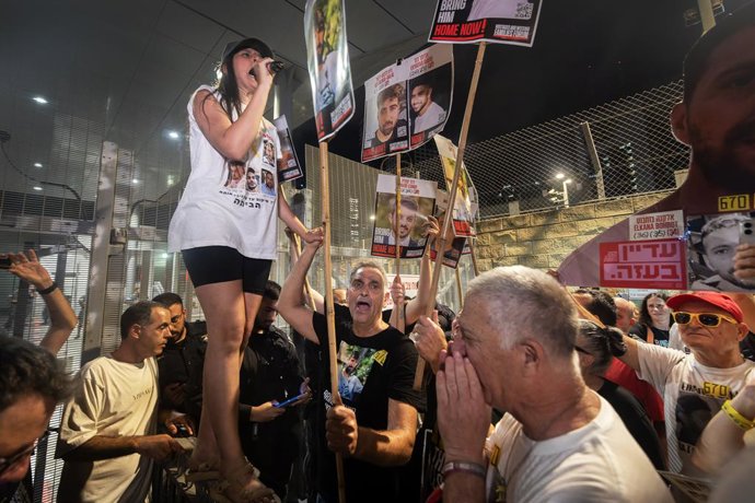 6 de agosto de 2025, Tel Aviv, Israel: A filha do ex-refém Ohad Ben Ami sobe em uma grade ao lado do portão da base de Kirya, onde o gabinete israelense se reunirá para decidir sobre a ocupação da Faixa de Gaza. A manifestação pede a libertação do ex-refé