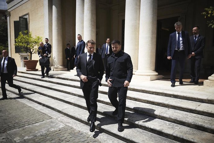 Archivo - 26 de abril de 2025, Roma, Itália: O presidente ucraniano Volodymyr Zelenskyy, à direita, caminha com o presidente francês Emmanuel Macron, à esquerda, após o funeral do Papa Francisco, em 26 de abril de 2025, em Roma, Itália.