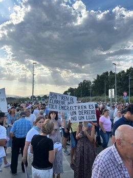 Unas 3.000 personas vuelven a manifestarse en Sanabria por la recuperación de los trenes matinales