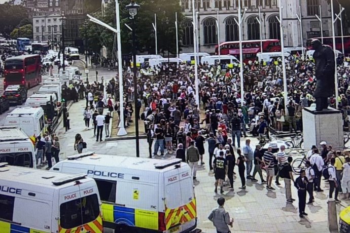 Intervenção policial em um protesto contra a ilegalização da ONG Palestine Action em Londres (Reino Unido) em 9 de agosto de 2025.