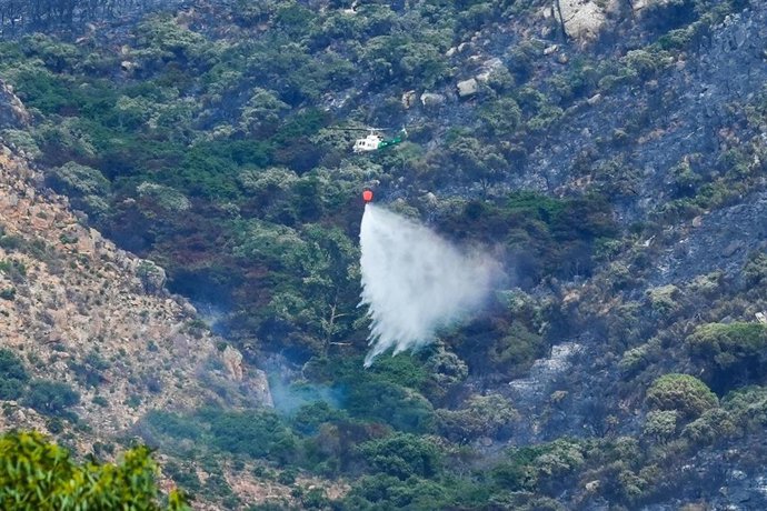 Imagen de archivo de un avión del Plan Infoca descargando agua sobre el incendio de Tarifa.