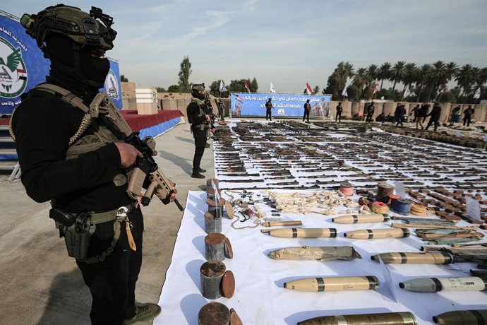 Archivo - 12 January 2023, Iraq, Baghdad: Security forces stand guard during a press conference held by the Popular Mobilization Forces (PMF) to display seized weapons belonging to the Islamic State (IS). Security Chief of  Iraq's Popular Mobilization For