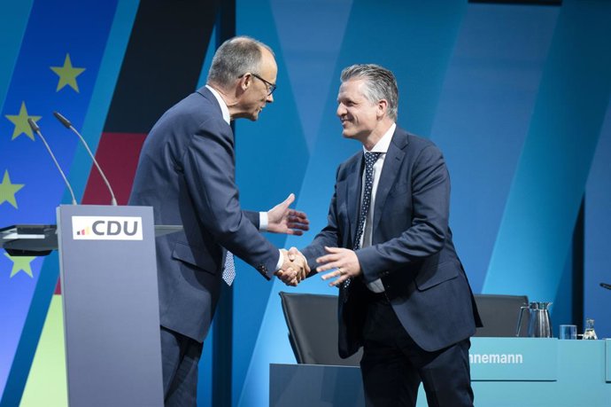 Archivo - Arquivo - 28 de abril de 2025, Berlim, Berlim, Alemanha: Friedrich Merz e Thorsten Frei na reunião do Comitê Federal da CDU Alemanha no Estrel Berlin. Berlim, 28 de abril de 2025