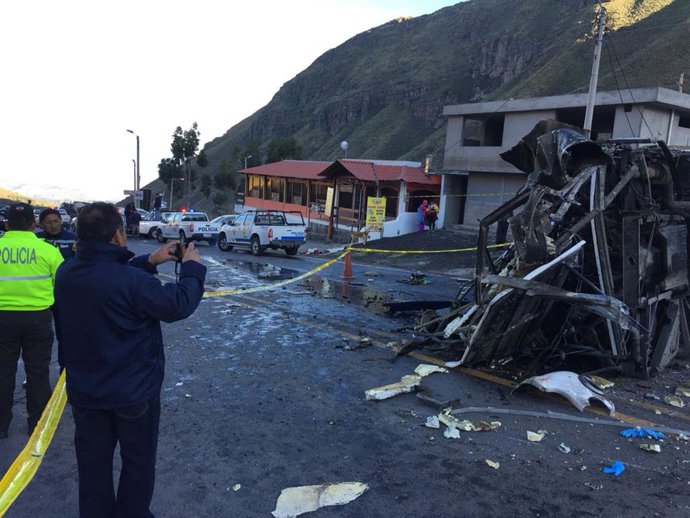 Archivo - QUITO, 14 de agosto de 2018 Foto tirada por um telefone celular mostra o local de um acidente de trânsito na Rodovia Pifo-Papallacta, a leste de Quito, capital do Equador, em 14 de agosto de 2018. Pelo menos 23 pessoas morreram e outras 14 ficar