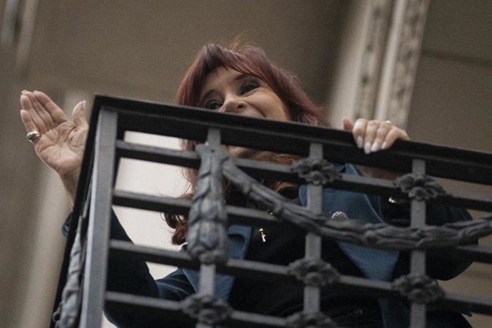 Archivo - 13 de junho de 2025, Buenos Aires, Argentina: A ex-presidente argentina Cristina Fernández de Kirchner cumprimenta os apoiadores na varanda de sua residência em Buenos Aires, três dias depois que a Suprema Corte confirmou sua condenação por corr