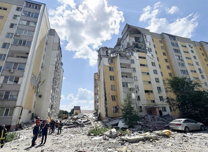 RÚSSIA, SARATOV - 25 DE JULHO DE 2025: O bloco de apartamentos atingido por uma explosão