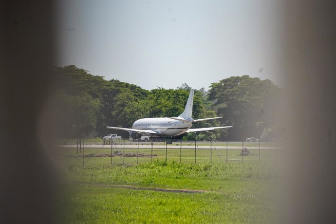 July 18, 2025, San Salvador, El Salvador: View of a plane carrying Venezuelan migrants that were jailed in El Salvador's Terrorism Confinement Center (CECOT) as it prepares to depart for Venezuela at the San Oscar Romero International Airport in San Luis 
