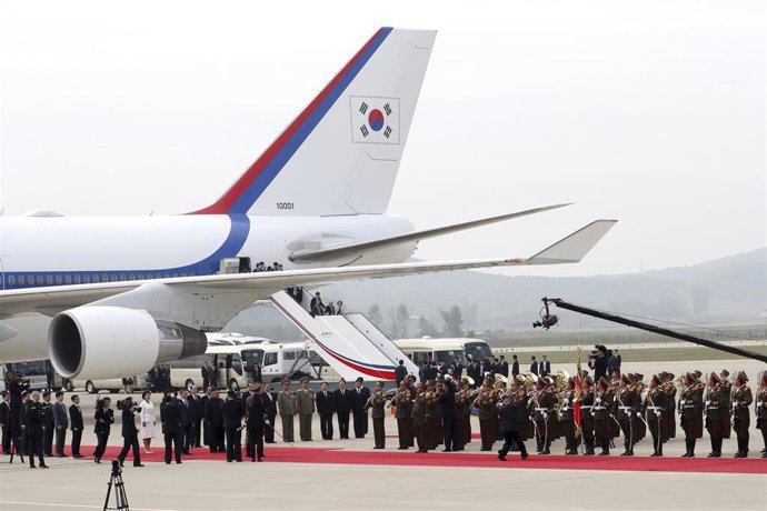 Archivo - September 18, 2018 - Seoul, SOUTH KOREA - Sep 18, 2018-Pyeongyang, North Korea-South Korean President Moon Jae-in arrived in Pyongyang on Tuesday, welcomed by a crowd of North Koreans that included leader Kim Jong-un and his wife, Ri Sol-ju. The