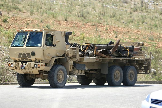 Archivo - NABATIEH, 9 de maio de 2025 -- Um caminhão do exército libanês carregando uma plataforma de mísseis do Hezbollah destruída é fotografado em Kfar Tebnit, Alta Nabatieh, Líbano, em 8 de maio de 2025. Aviões de guerra israelenses realizaram uma sér