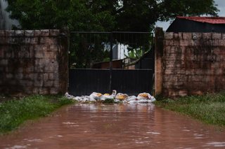 Archivo - May 20, 2022, Villavicencio, Meta, Colombia: People set sand bags to prevent water form flooding their houses as people of Villavicencio, Colombia react and stay in shelters after the Guatiquia river overflowed its banks due to rains affecting 1