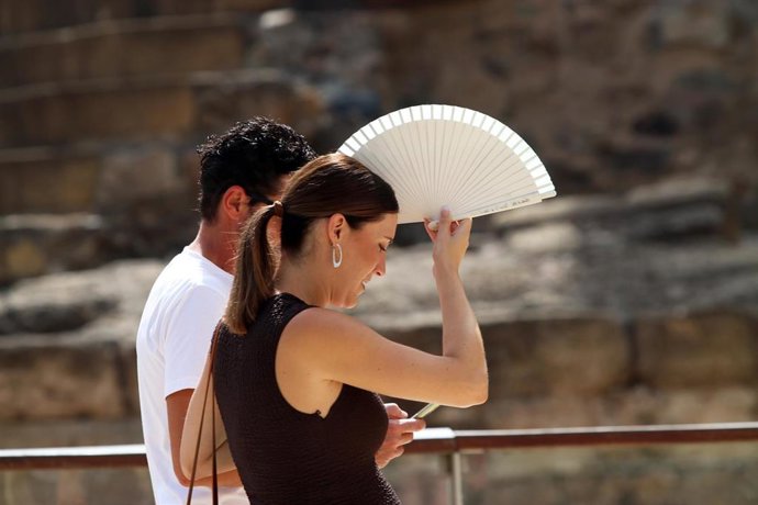 Viandantes soportan las altas temperaturas por las calles de Málaga, A 7 de agosto de 2025 en Málaga, Andalucía (España). 