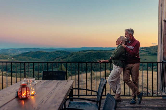Archivo - Pareja de jubilados en una escapada a la montaña.