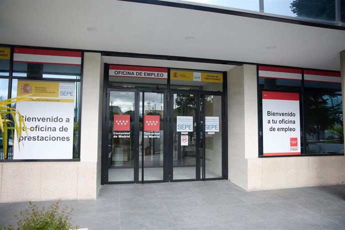 Archivo - Acceso a una oficina del SEPE del Barrio del Pilar, a 2 de abril de 2024, en Madrid (España). 