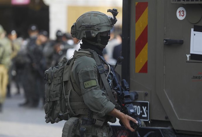 9 de agosto de 2025, Hebron, Cisjordânia, Território Palestino: Forças de segurança israelenses montam guarda enquanto colonos israelenses passeiam no lado palestino da cidade velha e do mercado de Hebron, na Cisjordânia ocupada, em 9 de agosto de 2025
