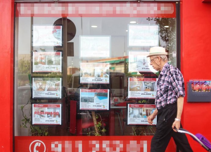 Archivo - Escaparate de una inmobiliaria,