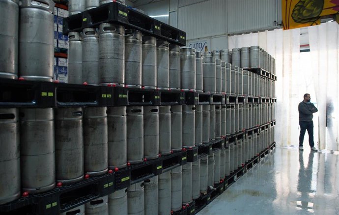 Archivo - Varios barriles de cerveza artesanal, sin enviar por el paro de transportes, en la fábrica de cervezas La Cibeles, a 25 de marzo de 2022, en Madrid (España).